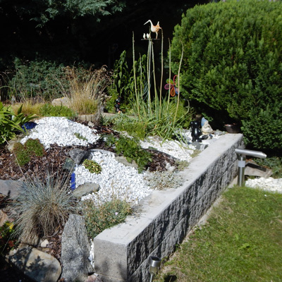 Skalka a opěrná zeď